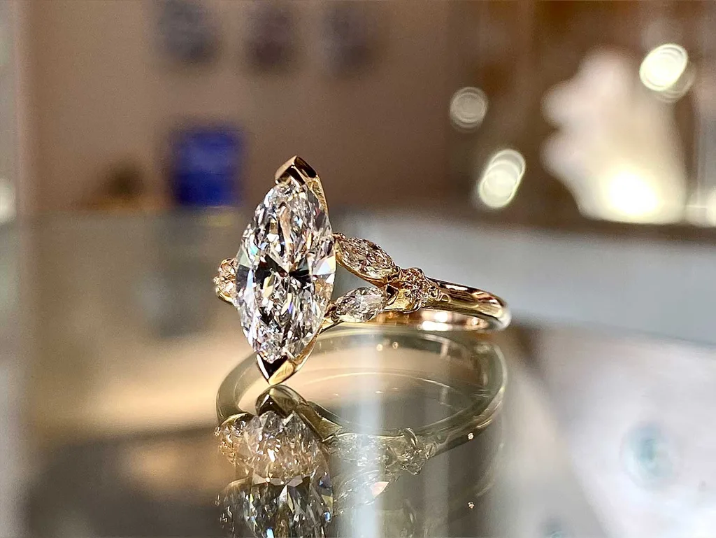 engagement-oval-cut-skinny-01-02