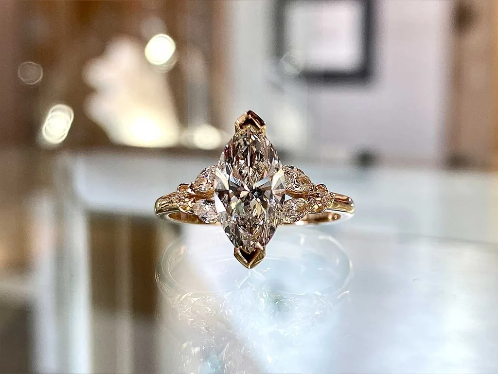 engagement-oval-cut-skinny-01-01